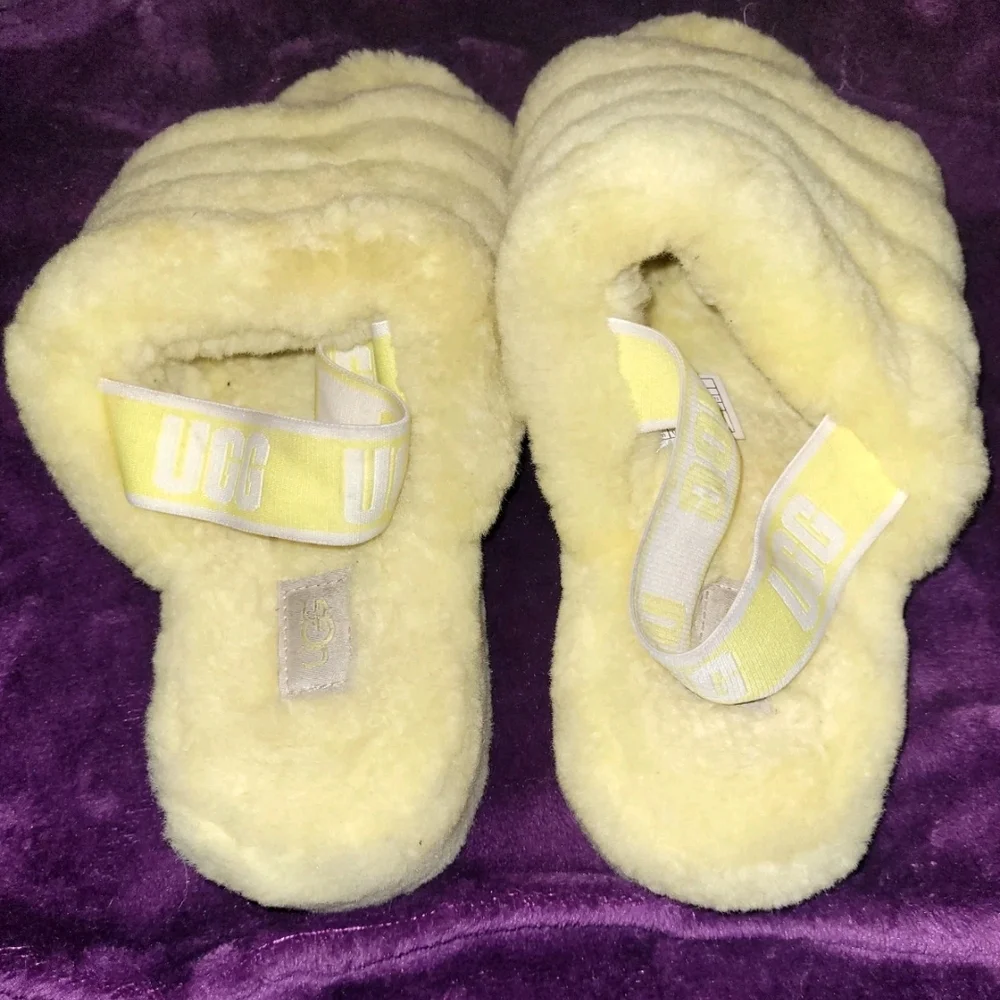 UGG Women's Fluffy Yellow Slippers Size 10 Pre Owned Good Condition - Picture 2 of 4